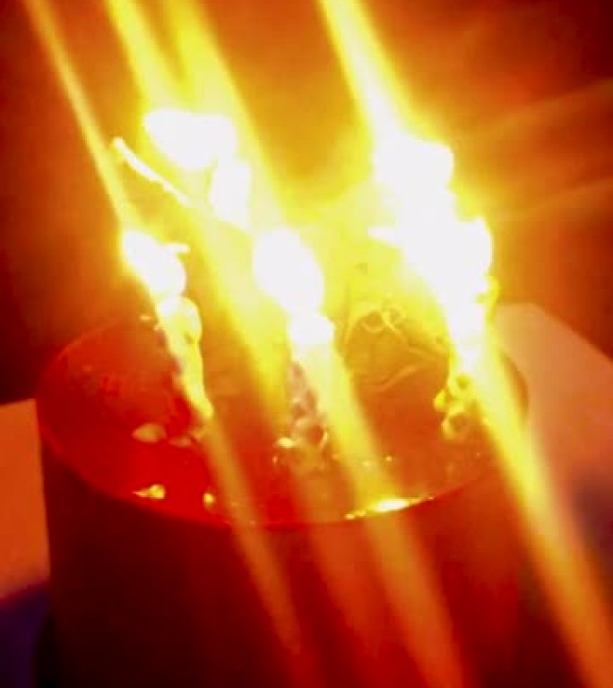 蜡烛燃烧的生日蛋糕