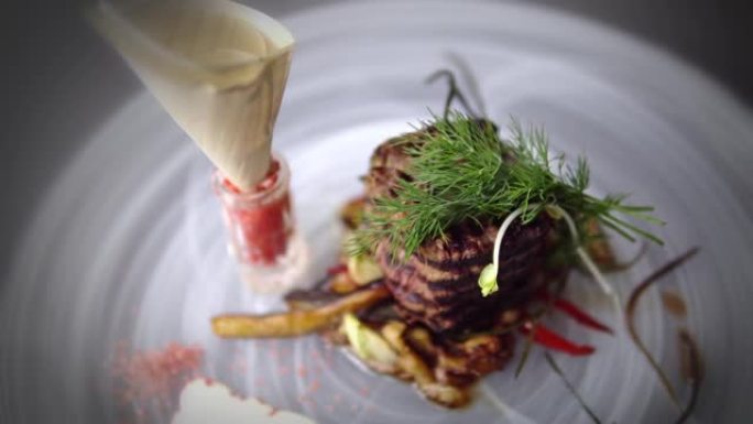 一盘带蔬菜装饰的烤牛肉牛排