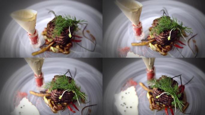 一盘带蔬菜装饰的烤牛肉牛排