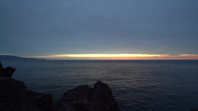千岛群岛国后岛令人惊叹的日落和多云的风景。延时。