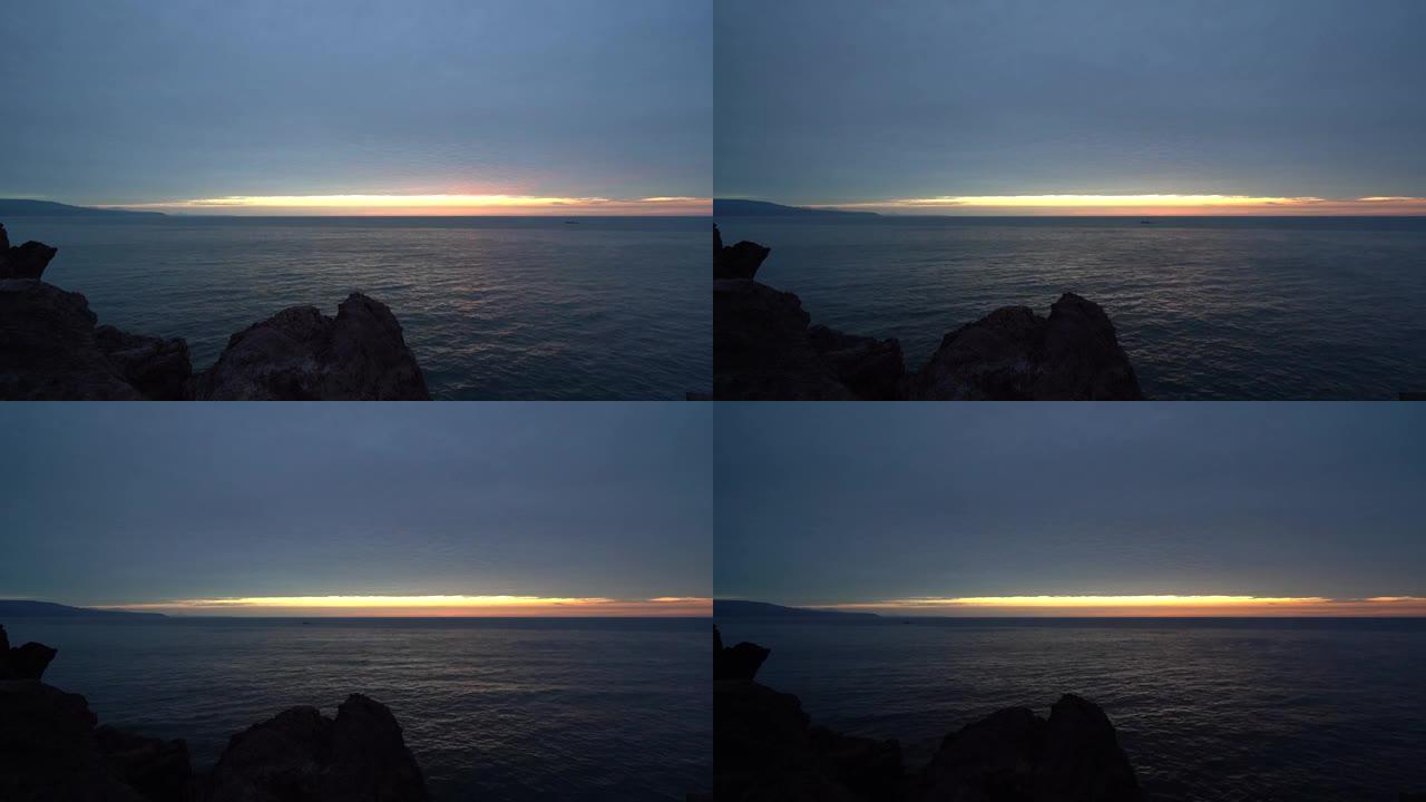 千岛群岛国后岛令人惊叹的日落和多云的风景。延时。