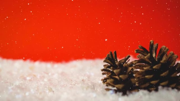 圣诞节装饰品上飘落的雪花动画