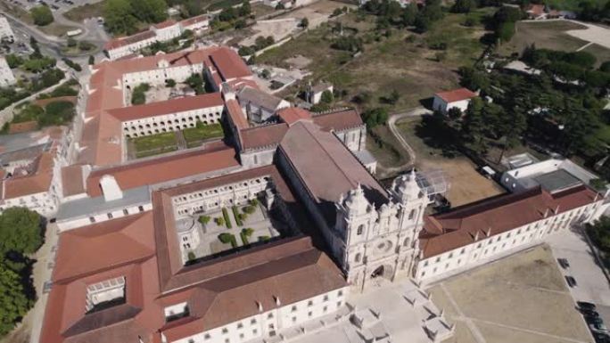壮观的空中俯瞰圣玛丽亚修道院Alcobaça，葡萄牙。