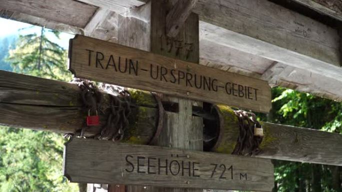 奥地利施蒂里亚州Ausseer Land地区传说中的托普利茨湖的古老木制水门景观