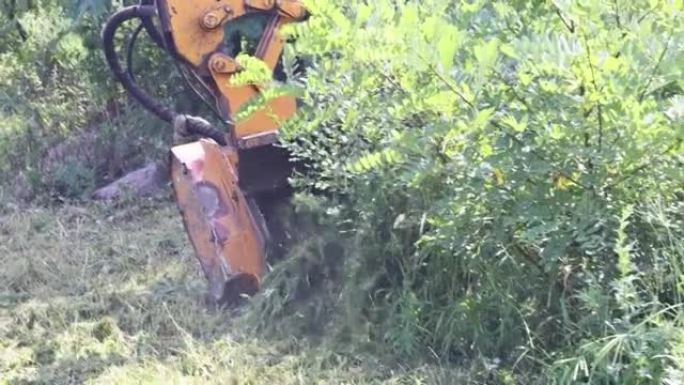 沿路割草草坪的拖拉机机械道路服务