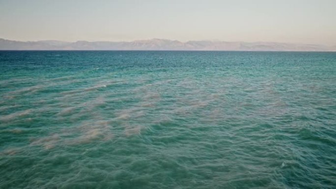 地中海离子海景，海景，清澈的碧绿水面，波纹，小浪。普遍自然，度假胜地，暑假自然背景。