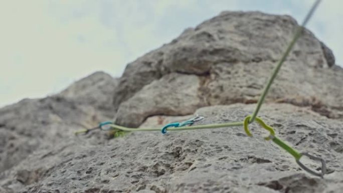 挂在落基山上的绳索上的登山扣钩