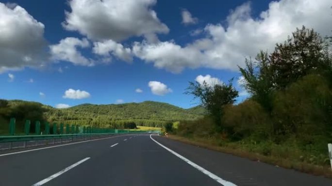 在高速公路上行驶旅行者记录夏日行车记录仪