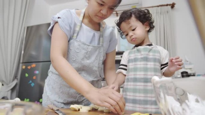 母子一起做甜点切香蕉烘培母子