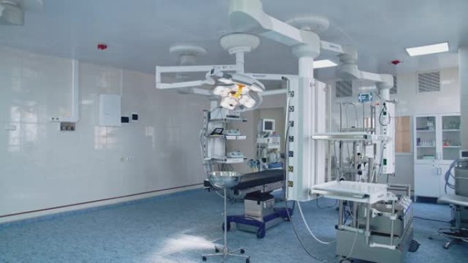 医院里空的手术室。带专用设备的现代化空手术室