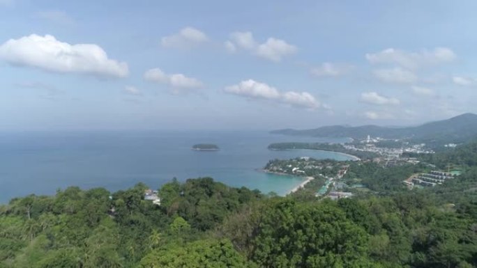 鸟瞰图无人机拍摄美丽的风景3海湾在卡塔的视点，泰国普吉岛的卡隆海滩视点，泰国普吉岛美丽的地标旅游地点