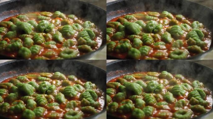 菠菜汤团配番茄酱在热锅中烹饪
