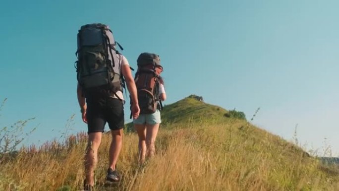 男人和女人背着背包徒步旅行。慢动作