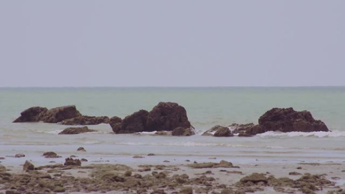 海景，岩石海滩和海浪撞击岩石或海石，形成喷雾。马来西亚Endau