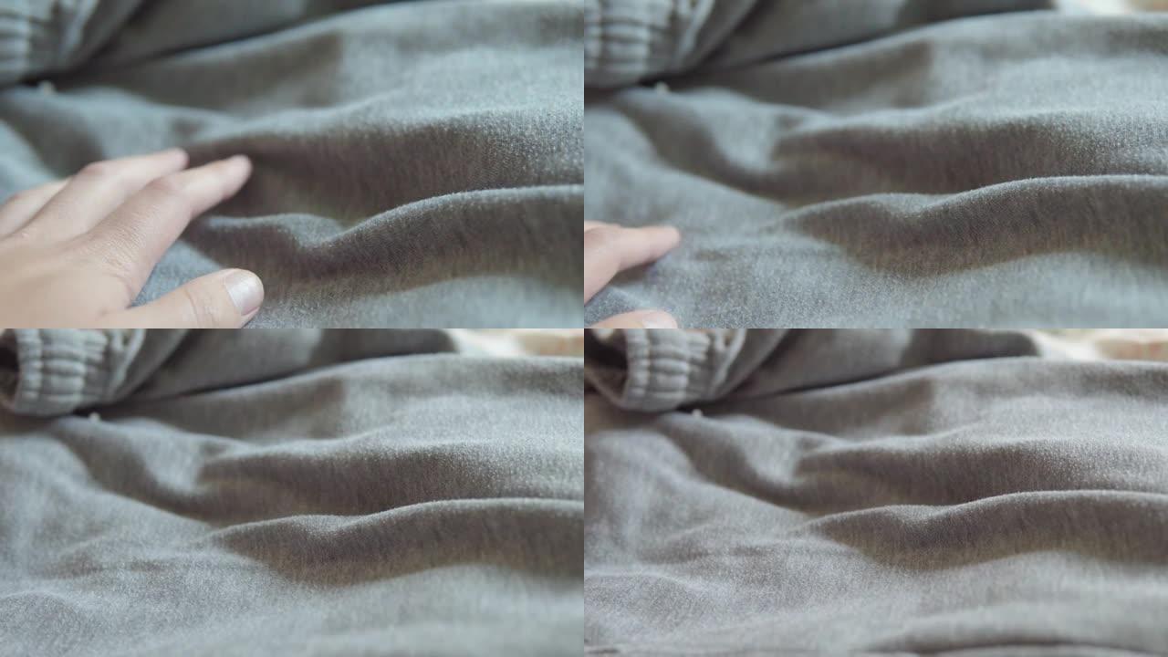 中性浅灰色折叠棉织物的特写