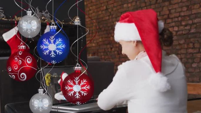 在笔记本电脑视频通话中，戴着圣诞老人帽子的快乐白人妇女的圣诞装饰品动画