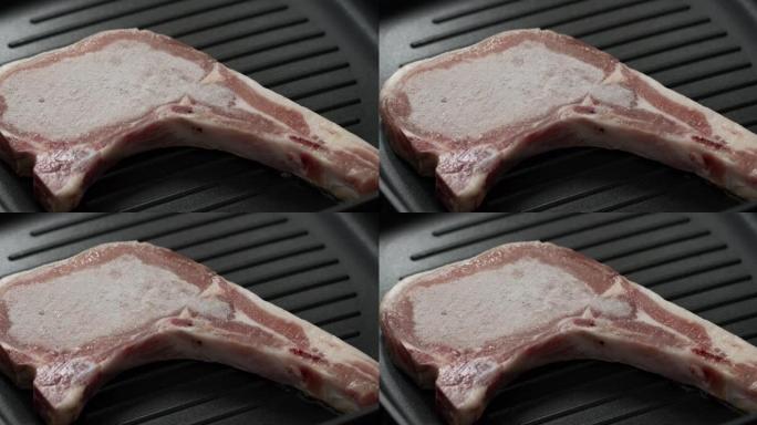 煎锅里融化的冷冻肉排上的薄片。
