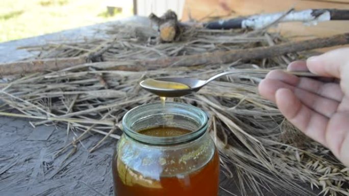罐中的新鲜夏季蜂蜜