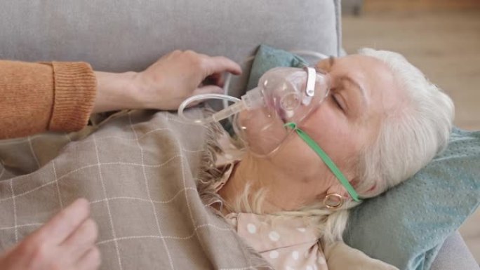 戴氧气面罩在家睡觉的女人