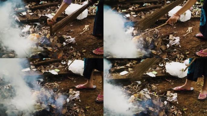 村民在村里焚烧塑料垃圾
