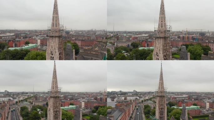 用脚手架环绕修道院长老会教堂塔的拍摄轨道。历史地标的维护。爱尔兰都柏林