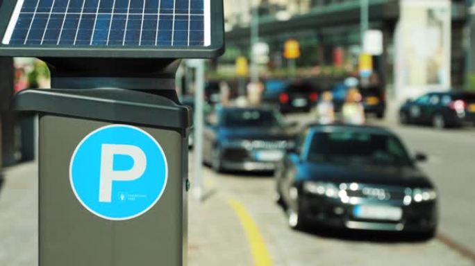 瑞典斯德哥尔摩。配备有太阳能电池的停车机，用于从太阳能灯充电。签发停车许可证的电子支付