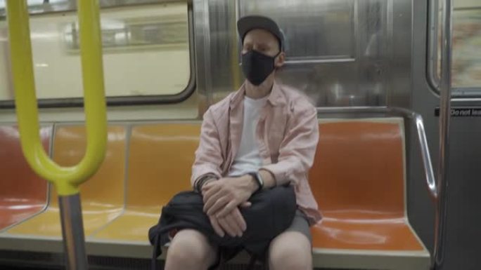 地铁里戴着面具的人