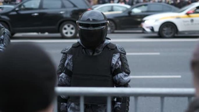 防暴警察在政治集会期间确保和平与秩序。