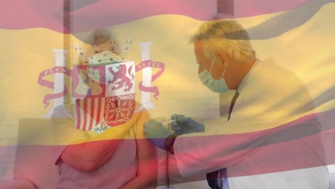 西班牙国旗的动画挥舞着戴着口罩的医生并为高级妇女接种疫苗