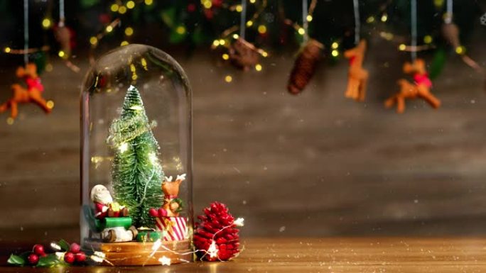圣诞快乐，新年快乐，玻璃圆顶装饰中的圣诞树和圣诞老人，带有摆设的驯鹿，木质背景的松果金属丝。展示产品