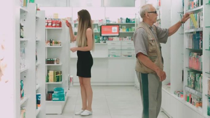 老人和年轻女子正在药房选择产品