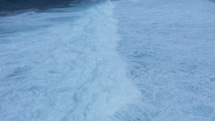 【4K航拍】波涛汹涌的翻滚白浪电影感镜头
