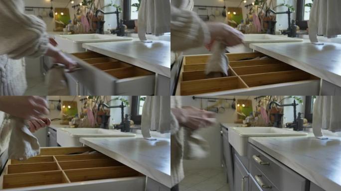 女人在厨房拿刀叉组成橱柜