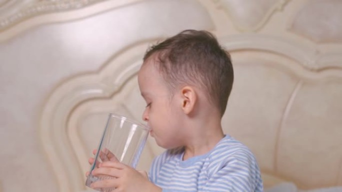 一个小孩喝水