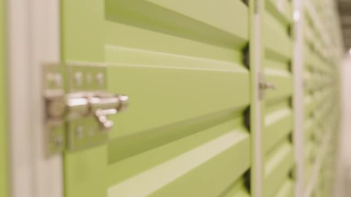 绿色自助储物柜门上的闩锁