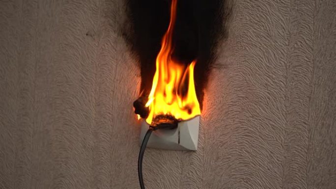 在房间的墙壁上燃烧电源插座。特写。