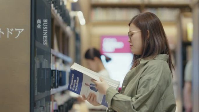 MCU在图书馆阅读教科书的年轻学生