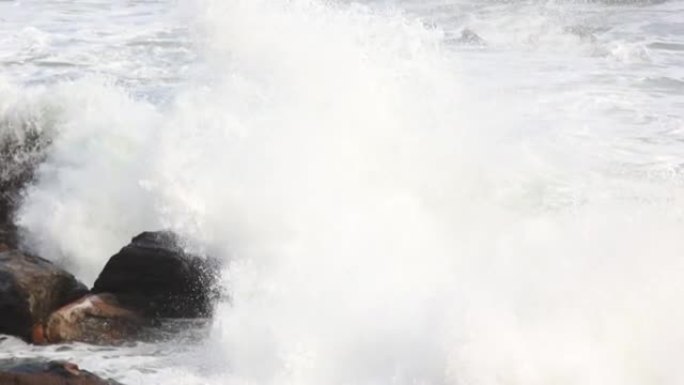 韩国江原道强大的海浪