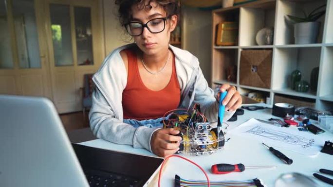 女STEM学生用螺丝刀调节机器人汽车的零件