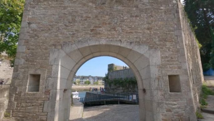 法国，2021年8月31日上的老旅游城镇孔卡尔诺。布列塔尼，菲尼斯泰尔，昆珀区。中世纪城墙的景色。位