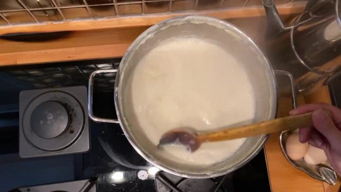 用木勺锅煮牛奶视频