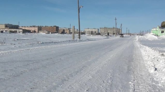 汽车在遥远的北方阿纳德尔市的雪路上。