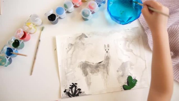 儿童绘画动物。水彩手绘羊驼、美洲驼的简单插图。儿童绘画风格。野生动物。