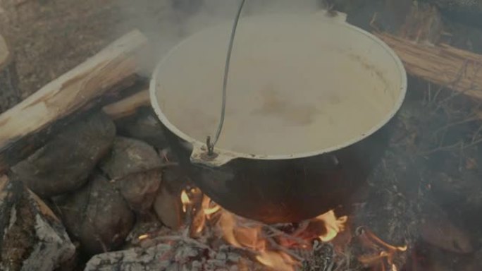 在火上煮粥。