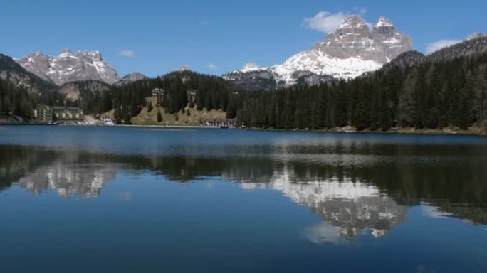 白云岩中神话般的米苏里纳高山湖。意大利阿尔卑斯山可爱的地方。水中的倒影。阳光明媚的春日。静态摄像机。
