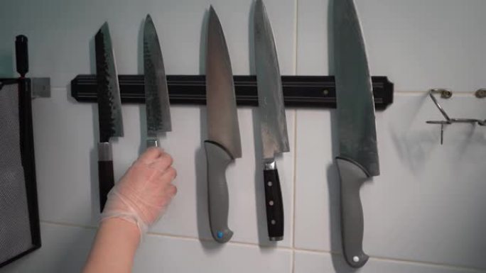 厨师在餐厅选择专业刀