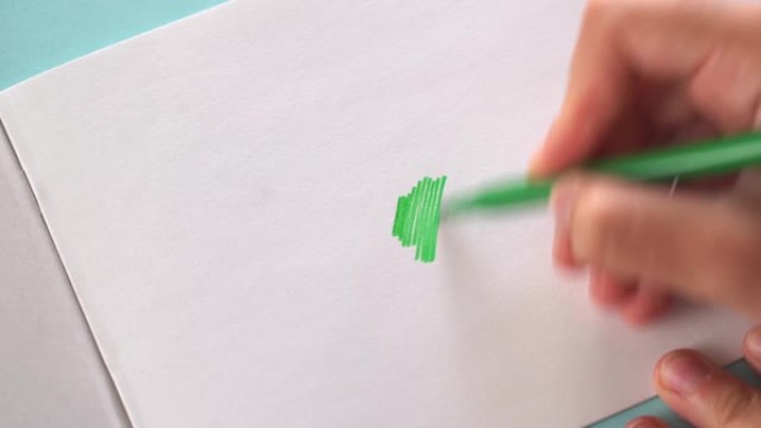 绿色清洗概念。用文字和绿色标记笔画在纸上画画。环境营销虚假信息。不透明的绿色光泽。