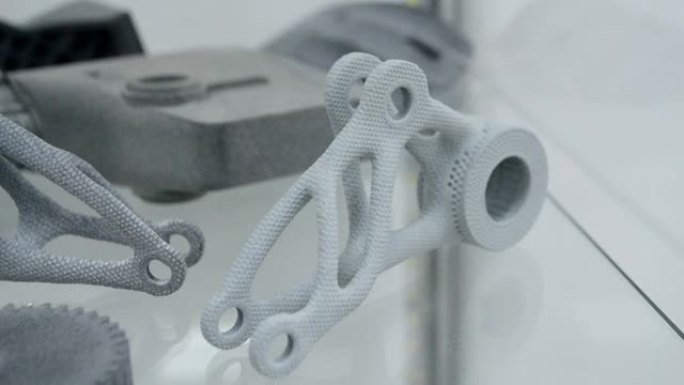 工业粉末3D打印机上打印的对象。