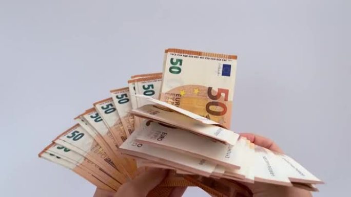 白色背景上一只手挥舞着50欧元钞票的4k风扇。