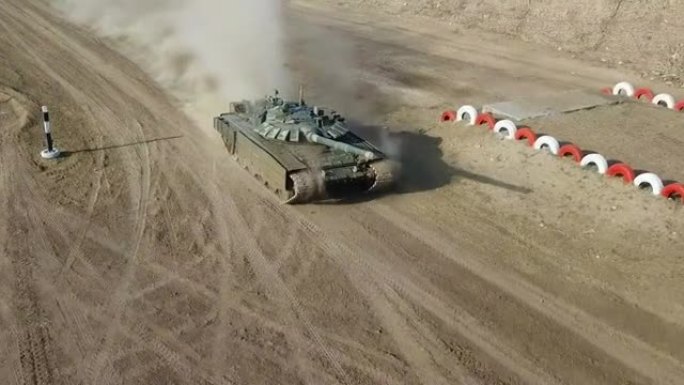 鸟瞰图-重型坦克在越野全速行驶